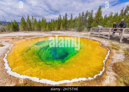Parc national de Yellowstone - 20 août 2021 : père et fils regardant la piscine Morning Glory. Banque D'Images