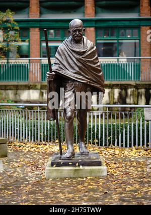 Statue du Mahatma Gandhi portant des robes et tenant un bâton Banque D'Images