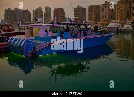 La Pearl Marina à Porto Arabia , Doha , Qatar vue de jour avec des yachts au premier plan, des bâtiments et des nuages dans le ciel en arrière-plan Banque D'Images