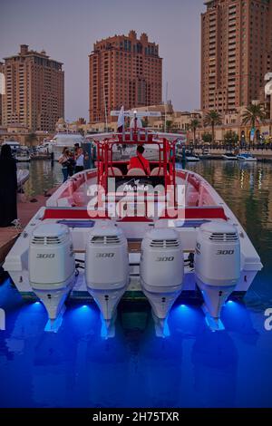 La Pearl Marina à Porto Arabia , Doha , Qatar vue de jour avec des yachts au premier plan, des bâtiments et des nuages dans le ciel en arrière-plan Banque D'Images