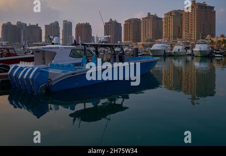 La Pearl Marina à Porto Arabia , Doha , Qatar vue de jour avec des yachts au premier plan, des bâtiments et des nuages dans le ciel en arrière-plan Banque D'Images