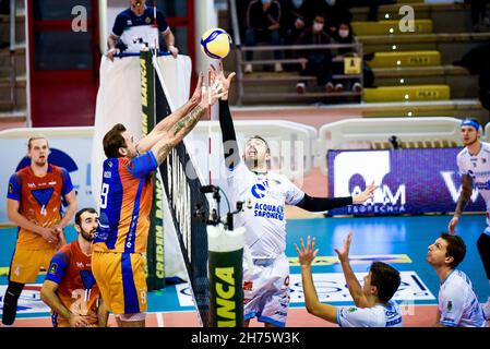 Latina, Italie.20 novembre 2021.Michele Baranowicz (Top Volley Cisterna) pendant Top Volley Cisterna vs Vero Volley Monza, Volleyball Italien Serie A Men SuperLeague Championship Championship à Latina, Italie, novembre 20 2021 crédit: Independent photo Agency/Alay Live News Banque D'Images