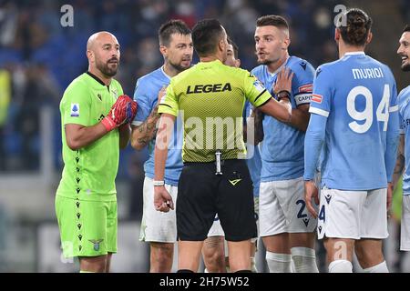 Rome, Italie.20 novembre 2021.ROME, ITALIE - novembre 20 : les joueurs de SS Lazio gestes contre l'arbitre Marco Di Bello pendant la série Un match de football entre SS Lazio et FC Juventus Stadio Olimpico le 27 octobre 2021 à Rome, Italie crédit: Agence de photo indépendante/Alamy Live News Banque D'Images