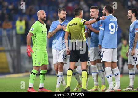 Rome, Italie.20 novembre 2021.ROME, ITALIE - novembre 20 : les joueurs de SS Lazio gestes contre l'arbitre Marco Di Bello pendant la série Un match de football entre SS Lazio et FC Juventus Stadio Olimpico le 27 octobre 2021 à Rome, Italie crédit: Agence de photo indépendante/Alamy Live News Banque D'Images