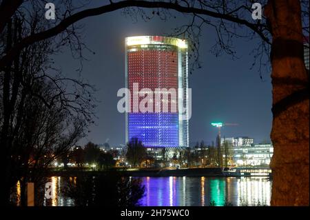 Bonn, Allemagne.20 novembre 2021.La Tour de la poste est illuminée dans des couleurs vives dans le cadre d'une campagne de lumière pour la Journée internationale des droits de l'enfant.L'UNICEF veut attirer l'attention sur les droits des enfants avec cette campagne du soir.Credit: Henning Kaiser/dpa/Alay Live News Banque D'Images