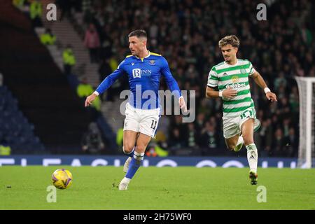 Glasgow, Royaume-Uni.20 novembre 2021.Le Celtic joue à St Johnstone lors de la demi-finale de la coupe Premier Sports de la Scottish football League, à Hampden Park, Glasgow, Royaume-Uni.Le jeu a été précédé d'un silence de quelques minutes en souvenir de Bertie Auld, ancien joueur celte et membre de la célèbre équipe des Lions de Lisbonne, qui est décédé plus tôt cette semaine.Tous les joueurs celtiques avaient le numéro 10, le numéro de joueur d'Auld, sur leur short.Celtic a gagné 1 - 0.Crédit : Findlay/Alay Live News Banque D'Images