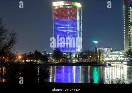 Bonn, Allemagne.20 novembre 2021.La Tour de la poste est illuminée dans des couleurs vives dans le cadre d'une campagne de lumière pour la Journée internationale des droits de l'enfant.L'UNICEF veut attirer l'attention sur les droits des enfants avec cette campagne du soir.Credit: Henning Kaiser/dpa/Alay Live News Banque D'Images