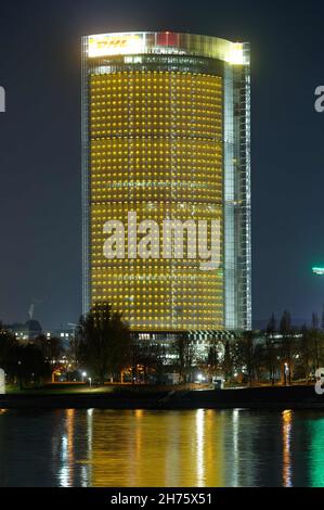 Bonn, Allemagne.20 novembre 2021.La Tour de la poste est illuminée dans des couleurs vives dans le cadre d'une campagne de lumière pour la Journée internationale des droits de l'enfant.L'UNICEF veut attirer l'attention sur les droits des enfants avec cette campagne du soir.Credit: Henning Kaiser/dpa/Alay Live News Banque D'Images
