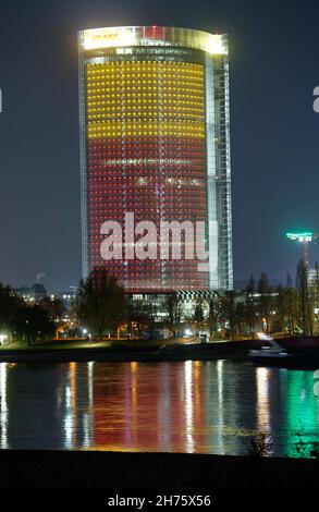 Bonn, Allemagne.20 novembre 2021.La Tour de la poste est illuminée dans des couleurs vives dans le cadre d'une campagne de lumière pour la Journée internationale des droits de l'enfant.L'UNICEF veut attirer l'attention sur les droits des enfants avec cette campagne du soir.Credit: Henning Kaiser/dpa/Alay Live News Banque D'Images