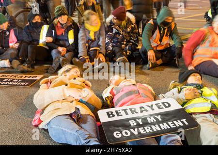 Londres Royaume-Uni 20 novembre 2021 des activistes, d'Isolate Britain, de l'extinction Rebellion et d'autres, bloquent le pont Vauxhall à Londres pour protester contre le jailing de M25 Eco manifestants, bloquer le trafic de l'heure de pointe en soirée traversant la Tamise.De lourds policiers présents pour encourager les activistes à quitter la région, certains d'entre eux ont été emmenés par des policiers pour permettre la reprise de la circulation.Credit: Xiu Bao/Alamy Live News Banque D'Images