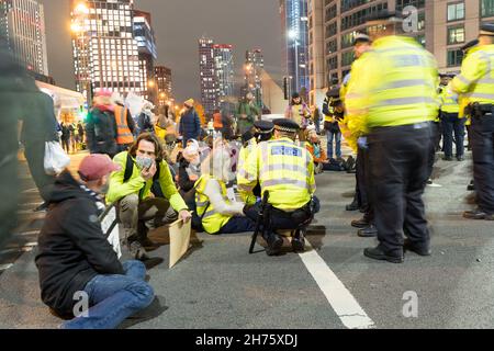 Londres Royaume-Uni 20 novembre 2021 des activistes, d'Isolate Britain, de l'extinction Rebellion et d'autres, bloquent le pont Vauxhall à Londres pour protester contre le jailing de M25 Eco manifestants, bloquer le trafic de l'heure de pointe en soirée traversant la Tamise.De lourds policiers présents pour encourager les activistes à quitter la région, certains d'entre eux ont été emmenés par des policiers pour permettre la reprise de la circulation.Credit: Xiu Bao/Alamy Live News Banque D'Images