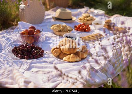 pique-nique d'été dans les champs de lavande. pique-nique d'été avec pain et baies Banque D'Images