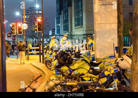 Londres Royaume-Uni 20 novembre 2021 des activistes, d'Isolate Britain, de l'extinction Rebellion et d'autres, bloquent le pont Vauxhall à Londres pour protester contre le jailing de M25 Eco manifestants, bloquer le trafic de l'heure de pointe en soirée traversant la Tamise.De lourds policiers présents pour encourager les activistes à quitter la région, certains d'entre eux ont été emmenés par des policiers pour permettre la reprise de la circulation.Credit: Xiu Bao/Alamy Live News Banque D'Images