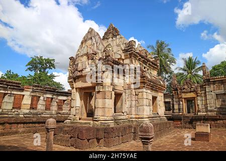 Ruines impressionnantes de l'ancien temple khmer de Prasat Sdok Kok Thom dans la province de sa Kaeo, Thaïlande Banque D'Images