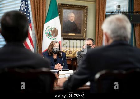 Washington, États-Unis d'Amérique.18 novembre 2021.Washington, États-Unis d'Amérique.18 novembre 2021.Le vice-président américain Kamala Harris rencontre le président mexicain Andres Manuel Lopez Obrador, à droite, dans le bureau de cérémonie de l'immeuble de bureaux d'Eisenhower le 18 novembre 2021 à Washington, DC crédit: Planetpix/Alay Live News Banque D'Images