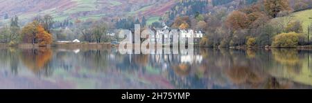 L'hôtel Daffodil de Grasmere se reflète dans le miroir des eaux calmes lors d'une matinée d'automne parfaitement calme dans le parc national de Lake District. Banque D'Images