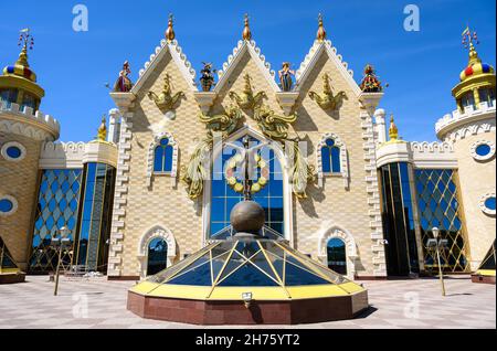 Théâtre de marionnettes de l'État de Tatar Ekiyat, Kazan, Tatarstan, Russie.C'est un monument historique de Kazan.Vue de face d'un beau bâtiment, palais de conte de fées pour enfants Banque D'Images