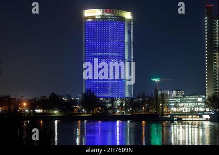 Bonn, Allemagne.20 novembre 2021.La Tour de la poste est illuminée dans des couleurs vives dans le cadre d'une campagne de lumière pour la Journée internationale des droits de l'enfant.L'UNICEF veut attirer l'attention sur les droits des enfants avec cette campagne du soir.Credit: Henning Kaiser/dpa/Alay Live News Banque D'Images