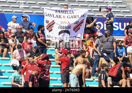 Montevideu, Uruguai, États-Unis.20 novembre 2021.Finale de la COPA Sudamericana: Athletico Paranaense et Red Bull Bragantino.Les fans arrivent pour le match de football entre Athletico Paranense et Red Bull Bragantino, valable pour la finale de la Copa Sudamericana, qui s'est tenue au stade Centenario, à Montevideo, en Uruguay, samedi (20).Credit: Leco Viana/TheNews2 (Credit image: © Leco Viana/TheNEWS2 via ZUMA Press Wire) Banque D'Images