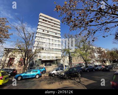Bucarest, Roumanie - 18 novembre 2021: La Tour Pro TV, le bâtiment dans lequel la TV Pro fonctionnait entre 1995 et 2014, est dans un état avancé de deg Banque D'Images