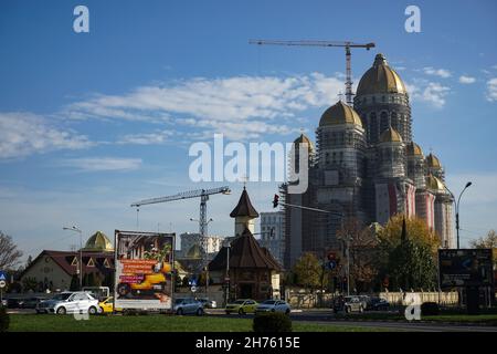 Bucarest, Roumanie - 05 novembre 2021 : la cathédrale du salut populaire de Roumanie, bâtiment encore en construction, peut être vue à partir de Calea 13 Septembrie Banque D'Images