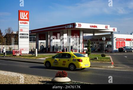 Bucarest, Roumanie - 18 novembre 2021 : une station de gaz Lukoil est vue à Bucarest cette image est à usage éditorial seulement. Banque D'Images
