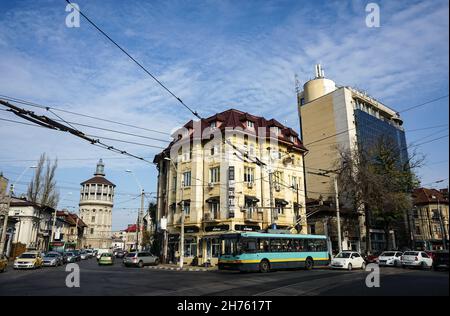 Bucarest, Roumanie - 18 novembre 2021 : le Foisorul de FOC, la tour de feu, construite en 1890, est un bâtiment de 42 mètres de haut qui était utilisé dans le passé comme une Obs Banque D'Images