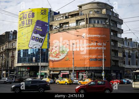 Bucarest, Roumanie - 18 novembre 2021 : une bannière de la société Takeaway Food Delivery est visible sur un bloc d'appartements. Banque D'Images