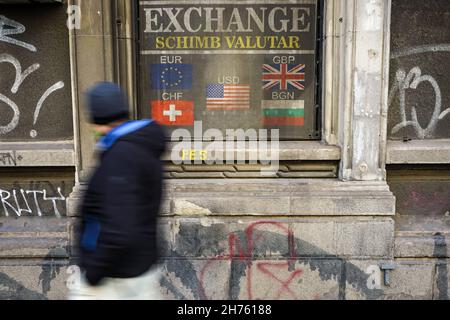 Bucarest, Roumanie - 18 novembre 2021 : les gens passent par un bureau de change. Banque D'Images