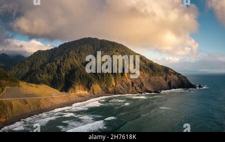 Humbug Mountain Oregon Coast avec Pacific Coast Highway, vue aérienne. Banque D'Images