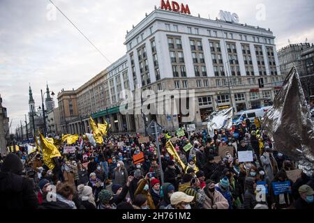 Une foule de manifestants tenant des pancartes et des drapeaux en couvertures chauffantes pendant la manifestation.Marsz Troski o Oszukanych (mars de préoccupation pour la triche) - sous ce slogan, plusieurs personnes ont pris part à une manifestation pour exprimer leur inquiétude pour les personnes qui ont été trompées,Désespéré et sans défense en raison de la crise des migrants à la frontière entre la Pologne et le Bélarus.Comme le disent les organisateurs, il était censé être un acte de solidarité avec les réfugiés et les migrants qui ont été piégés pendant des semaines ou des mois dans un piège à mort entre la Pologne et la Biélorussie, avec l'acceptation tacite d'autres pays européens. Banque D'Images