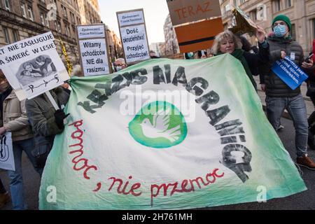 Les manifestants ont une bannière qui se lit comme suit : « crise de la force - aide, pas violence » pendant la manifestation.Marsz Troski o Oszukanych (mars de préoccupation pour les personnes trompées) - sous ce slogan, plusieurs personnes ont participé à une manifestation pour exprimer leur inquiétude pour les personnes qui ont été trompées,Désespéré et sans défense en raison de la crise des migrants à la frontière entre la Pologne et le Bélarus.Comme le disent les organisateurs, il était censé être un acte de solidarité avec les réfugiés et les migrants qui ont été piégés pendant des semaines ou des mois dans un piège à mort entre la Pologne et la Biélorussie, avec l'acceptation tacite d'autres pays européens. Banque D'Images
