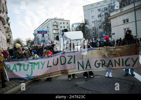 Les manifestants tiennent une bannière qui se lit comme suit : « sauverons les gens à la frontière » pendant la manifestation.Marsz Troski o Oszukanych (mars de préoccupation pour les personnes trompées) - sous ce slogan, plusieurs personnes ont participé à une manifestation pour exprimer leur inquiétude pour les personnes qui ont été trompées,Désespéré et sans défense en raison de la crise des migrants à la frontière entre la Pologne et le Bélarus.Comme le disent les organisateurs, il était censé être un acte de solidarité avec les réfugiés et les migrants qui ont été piégés pendant des semaines ou des mois dans un piège à mort entre la Pologne et la Biélorussie, avec l'acceptation tacite d'autres pays européens.(Photo par à Banque D'Images