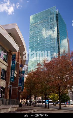 Vue sur One Bank of America Center et Spectrum Center depuis E. 5th Street dans le quartier nord de Charlotte, Caroline du Nord. Banque D'Images