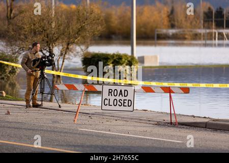 18 NOVEMBRE 2021 - ABBOTSFORD, C.-B., CANADA : panneaux de signalisation routière fermés en raison des dommages causés aux infrastructures par les inondations causées par de fortes pluies dans la vallée du Fraser. Banque D'Images