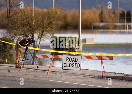 18 NOVEMBRE 2021 - ABBOTSFORD, C.-B., CANADA : panneaux de signalisation routière fermés en raison des dommages causés aux infrastructures par les inondations causées par de fortes pluies dans la vallée du Fraser. Banque D'Images