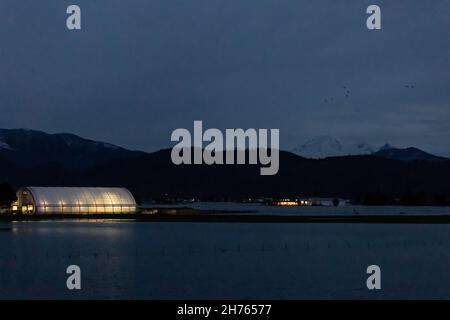 Les champs de fermiers de la vallée du Fraser ont été inondés de pluies torrentielles, de changements climatiques, de catastrophes naturelles, d'inondations intenses, en Colombie-Britannique. Banque D'Images