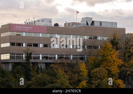 New York Presbytérien - l'hôpital Allen avec feuillage d'automne sur la rive du canal de navire de la rivière Harlem à Inwood, Manhattan à l'heure d'or avec Banque D'Images