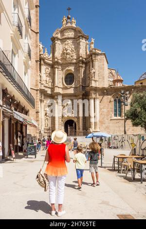 Touristes et visiteurs autour de la Cathédrale de l'Assomption de notre-Dame de Valence également connue sous le nom de Cathédrale Saint Mary ou Cathédrale de Valence Espagne Banque D'Images