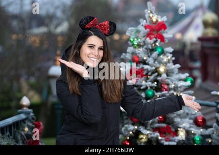 Karine Ferri participe au Noël enchanté de Disney au parc Disneyland Paris à Marne-la-Vallée, près de Paris, France, le 20 novembre 2021.Photo d'Aurore Marechal/ABACAPRESS.COM Banque D'Images