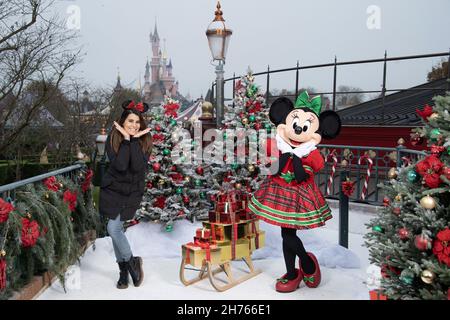 Karine Ferri participe au Noël enchanté de Disney au parc Disneyland Paris à Marne-la-Vallée, près de Paris, France, le 20 novembre 2021.Photo d'Aurore Marechal/ABACAPRESS.COM Banque D'Images