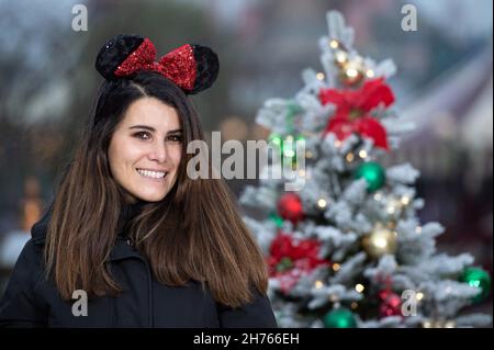 Karine Ferri participe au Noël enchanté de Disney au parc Disneyland Paris à Marne-la-Vallée, près de Paris, France, le 20 novembre 2021.Photo d'Aurore Marechal/ABACAPRESS.COM Banque D'Images