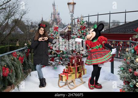 Karine Ferri participe au Noël enchanté de Disney au parc Disneyland Paris à Marne-la-Vallée, près de Paris, France, le 20 novembre 2021.Photo d'Aurore Marechal/ABACAPRESS.COM Banque D'Images