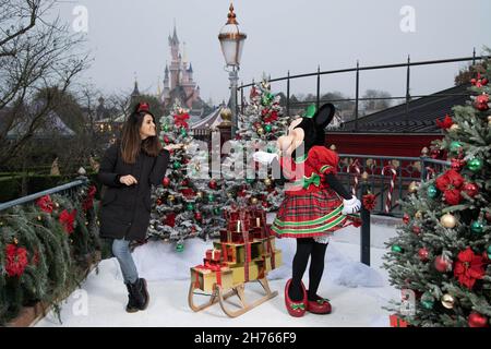 Karine Ferri participe au Noël enchanté de Disney au parc Disneyland Paris à Marne-la-Vallée, près de Paris, France, le 20 novembre 2021.Photo d'Aurore Marechal/ABACAPRESS.COM Banque D'Images