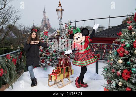 Karine Ferri participe au Noël enchanté de Disney au parc Disneyland Paris à Marne-la-Vallée, près de Paris, France, le 20 novembre 2021.Photo d'Aurore Marechal/ABACAPRESS.COM Banque D'Images