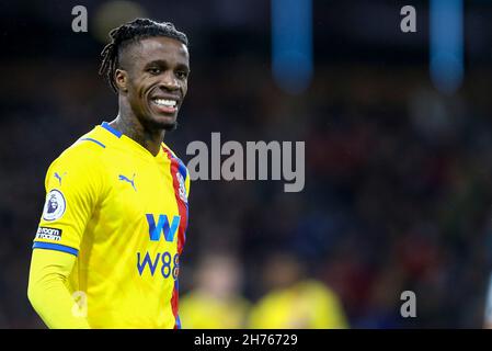 Burnley, Royaume-Uni.20 novembre 2021.Wilfried Zaha de Crystal Palace regarde dessus.Premier League Match, Burnley v Crystal Palace à Turf Moor à Burnley, Lancs, le samedi 20 novembre 2021. Cette image ne peut être utilisée qu'à des fins éditoriales.Utilisation éditoriale uniquement, licence requise pour une utilisation commerciale.Aucune utilisation dans les Paris, les jeux ou les publications d'un seul club/ligue/joueur. photo par Chris Stading/Andrew Orchard sports Photography/Alamy Live News crédit: Andrew Orchard sports Photography/Alamy Live News Banque D'Images