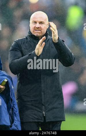 Burnley, Royaume-Uni.20 novembre 2021.Sean Dyche, responsable de Burnley, regarde.Premier League Match, Burnley v Crystal Palace à Turf Moor à Burnley, Lancs, le samedi 20 novembre 2021. Cette image ne peut être utilisée qu'à des fins éditoriales.Utilisation éditoriale uniquement, licence requise pour une utilisation commerciale.Aucune utilisation dans les Paris, les jeux ou les publications d'un seul club/ligue/joueur. photo par Chris Stading/Andrew Orchard sports Photography/Alamy Live News crédit: Andrew Orchard sports Photography/Alamy Live News Banque D'Images