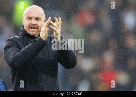 Burnley, Royaume-Uni.20 novembre 2021.Sean Dyche, responsable de Burnley, regarde.Premier League Match, Burnley v Crystal Palace à Turf Moor à Burnley, Lancs, le samedi 20 novembre 2021. Cette image ne peut être utilisée qu'à des fins éditoriales.Utilisation éditoriale uniquement, licence requise pour une utilisation commerciale.Aucune utilisation dans les Paris, les jeux ou les publications d'un seul club/ligue/joueur. photo par Chris Stading/Andrew Orchard sports Photography/Alamy Live News crédit: Andrew Orchard sports Photography/Alamy Live News Banque D'Images