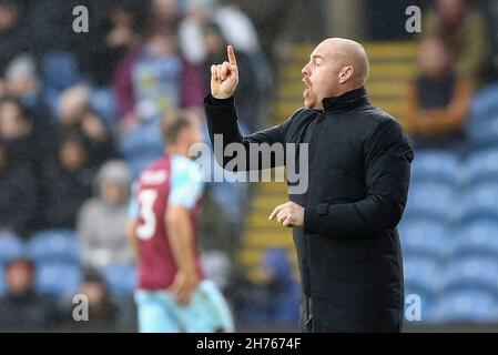 Burnley, Royaume-Uni.20 novembre 2021.Sean Dyche, responsable de Burnley, crie ses instructions.Premier League Match, Burnley v Crystal Palace à Turf Moor à Burnley, Lancs, le samedi 20 novembre 2021. Cette image ne peut être utilisée qu'à des fins éditoriales.Utilisation éditoriale uniquement, licence requise pour une utilisation commerciale.Aucune utilisation dans les Paris, les jeux ou les publications d'un seul club/ligue/joueur. photo par Chris Stading/Andrew Orchard sports Photography/Alamy Live News crédit: Andrew Orchard sports Photography/Alamy Live News Banque D'Images