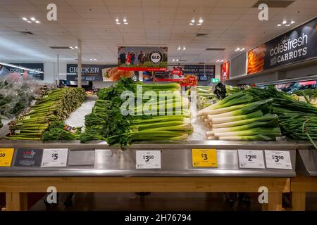 Townsville, Queensland, Australie - novembre 2021 : céleri et asperges à vendre sur la tablette du supermarché Banque D'Images